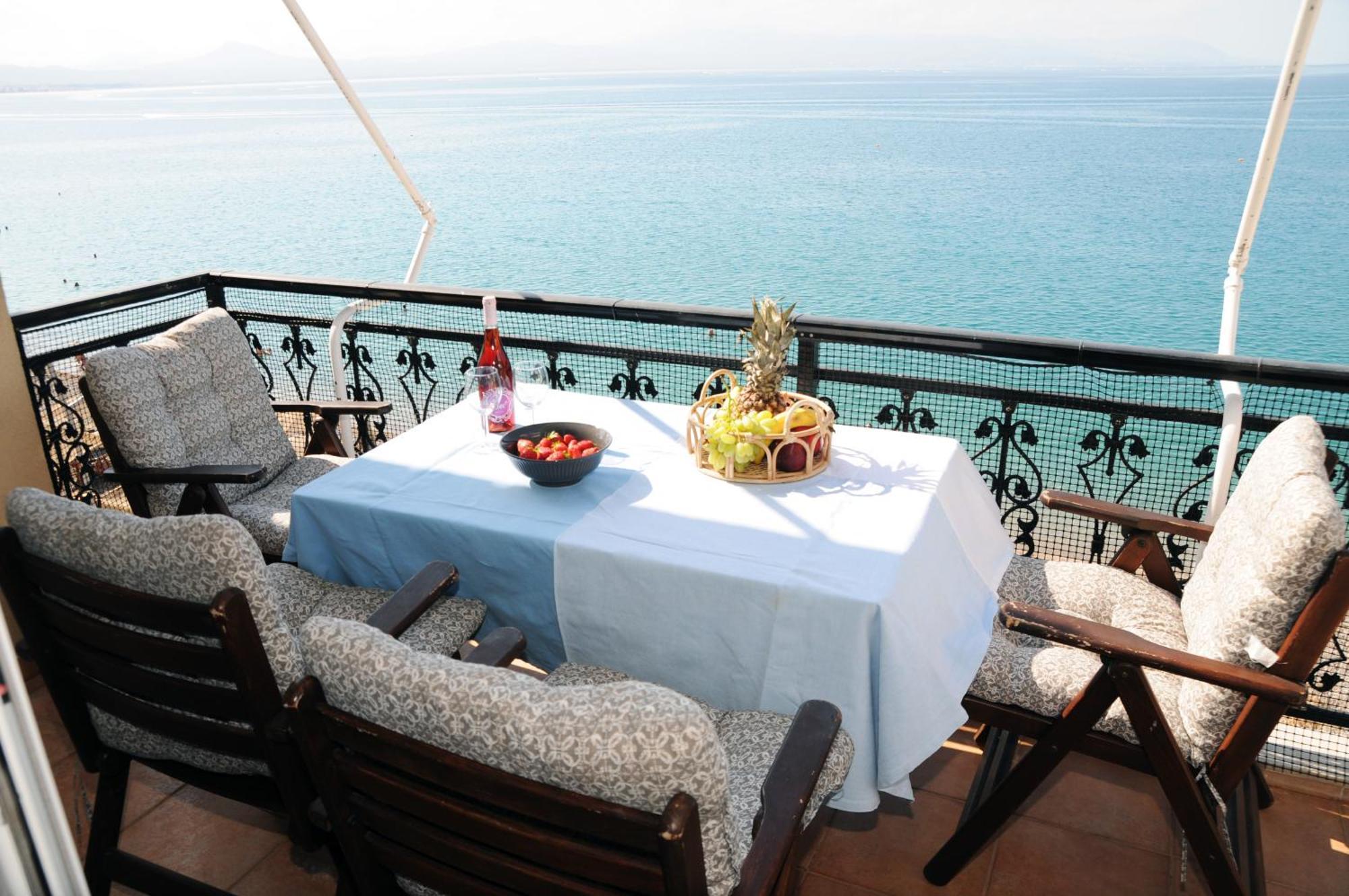 Amazing Condo By The Beach Loutráki Exteriör bild