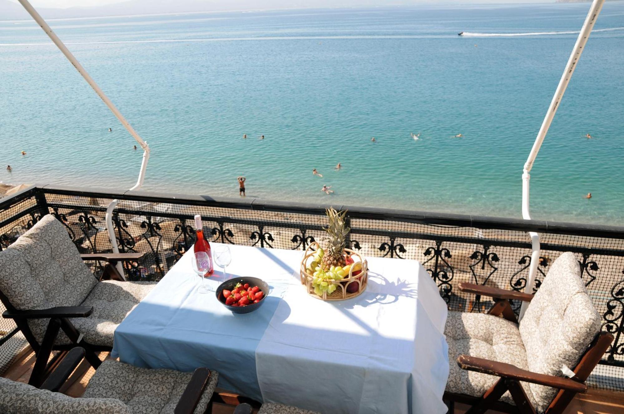Amazing Condo By The Beach Loutráki Exteriör bild