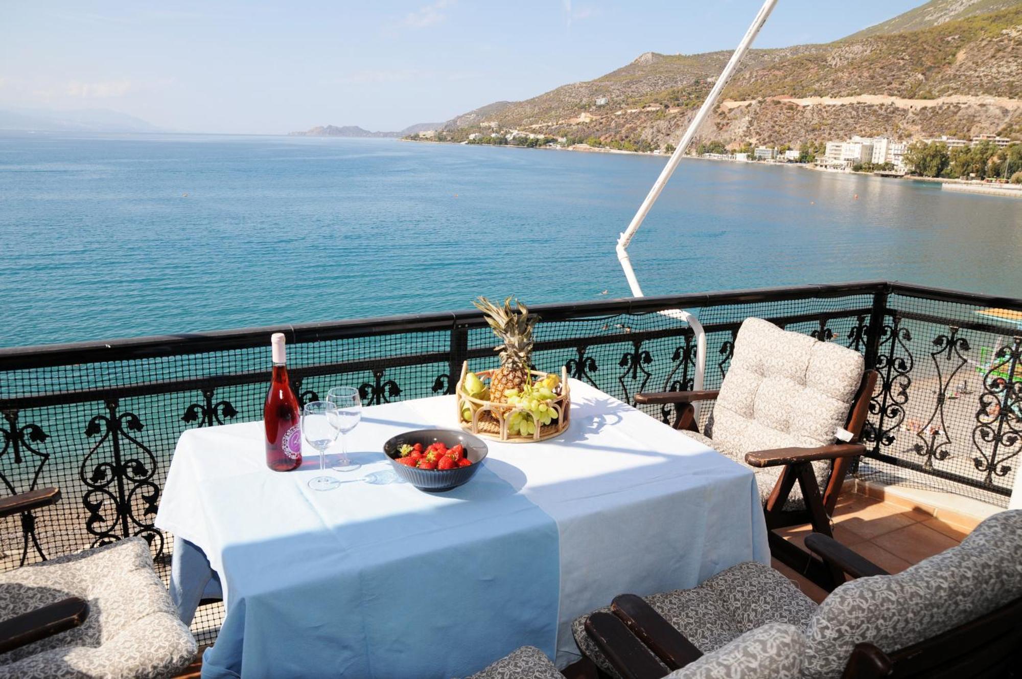 Amazing Condo By The Beach Loutráki Exteriör bild